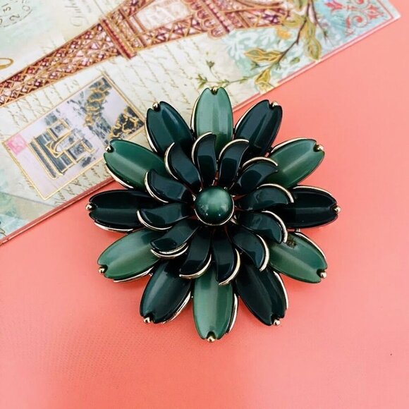Vintage Lisner Thermoset Mossy Green Floral Brooch 1950s Gold-Tone - Picture 1 of 3